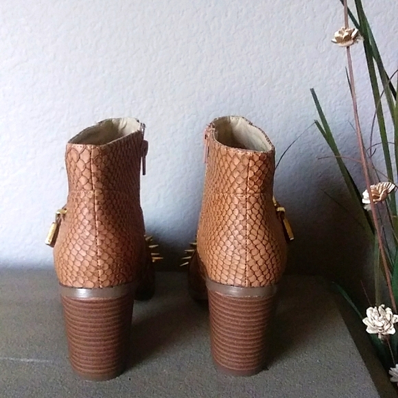 NWOB Liliana Steampunk Faux Snake Gold Spike Zip Ankle Boots. 7.5M - Picture 5 of 10